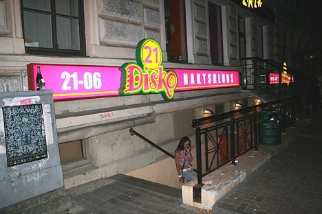 Naktsklubs Disko21 atrodas Rīgā uz Raiņa ielas, kurā pulcējas jaunieši un pilsētas viesi