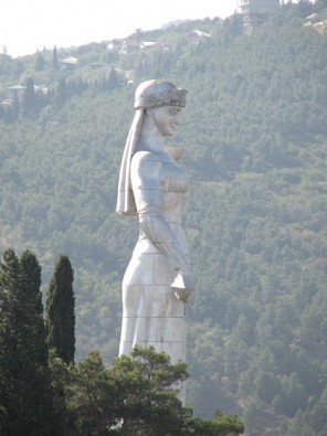 Mātes Gruzijas statuja [11]