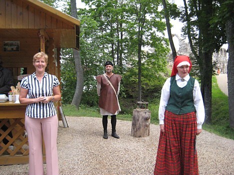 Dižos Baltijas apceļotājus Kokneses pilsdrupās sagaida Daina Liepiņa (no kreisās) un Lauma Āre