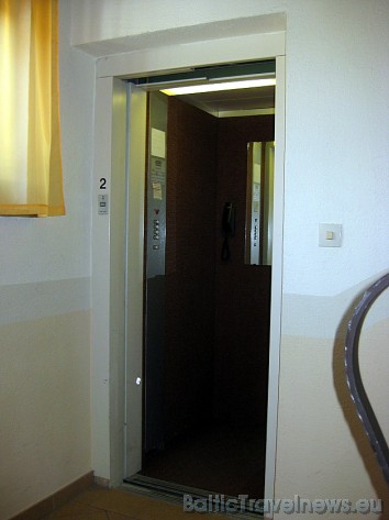 Lai arī viesnīcai ir tikai četri stāvi, viesu ērtībām ir ierīkots lifts