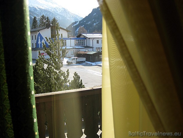Pa viesnīcas Simader numura logu paveras skaists skats uz Alpu kalniem