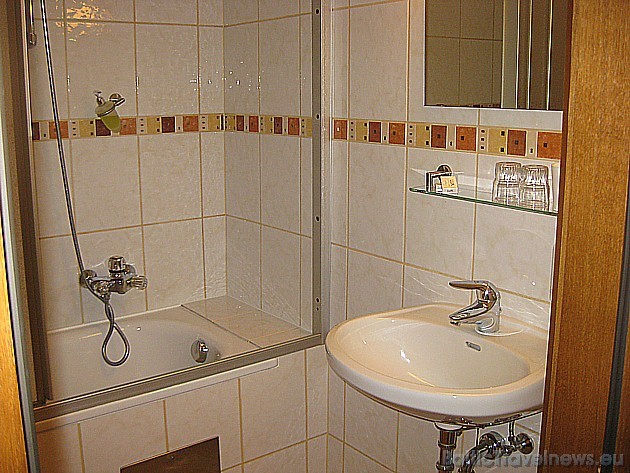 Rezervējot numuru viesis var izvēlēties vannas istabu ar dušu vai vannu