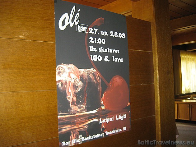 Ik pa laikam viesnīca noorganizē blakus esošajā bārā Ole kāda latviešu mākslinieka koncertu. Šoreiz latviešu viesus priecēja IGO un Ieva Krēvica