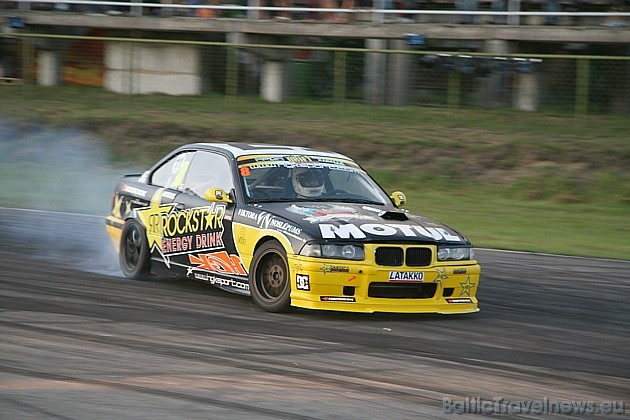 Latvijas viens no lab kajiem drifta meistariem Gvido Elksnis ar BMW M3 