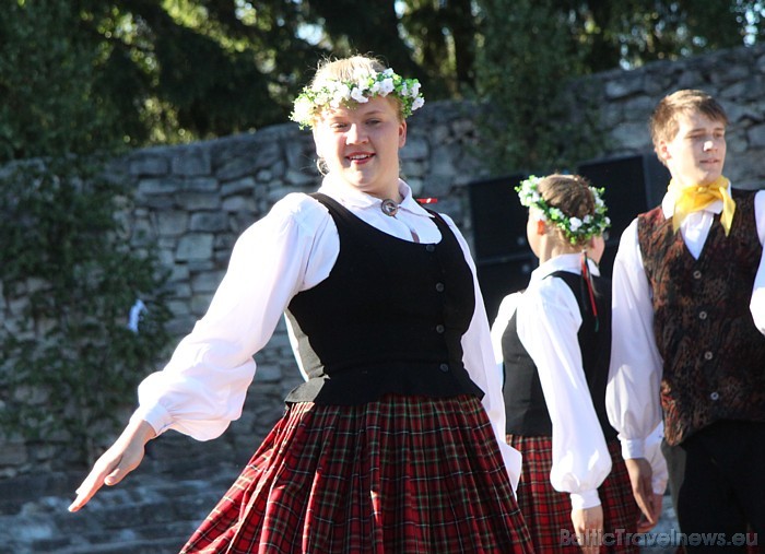 Deju kolektīvi: PAVARDS, SOARE , RĪDZENIEKS, TAPA,  BITĪTE, AUDA, RATIŅŠ, MIĶELIS, ERLA, VĒJA ZIRDZIŅŠ, KAMOLĪTIS, DEJOTPRIEKS, BRĪZE, MĀRA, RŪDIS, GRIEŽI [6]