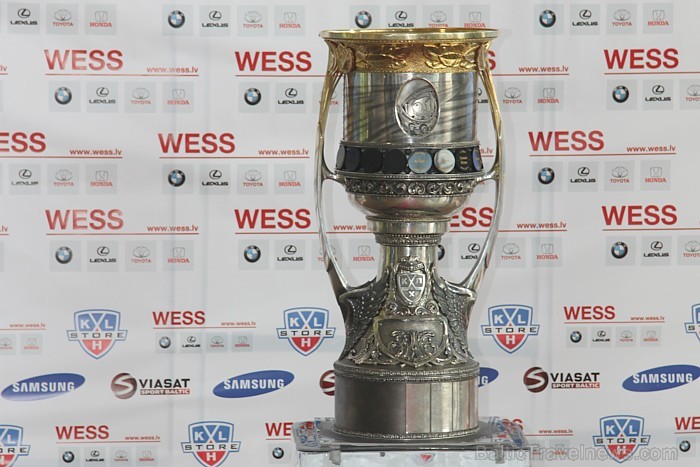 Kontinentālās hokeja līgas (KHL) Gagarina kauss ceļo pa Latviju un viena no pēdējām vietām ir Toyota Motors autosalons, kurš 16.07.2012 pulcēja lielu hokeja fanu skaitu [0]