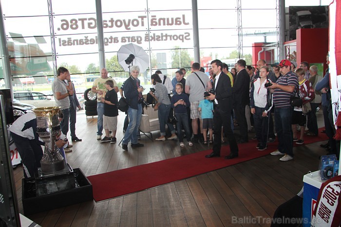 16.07.2012 Toyota Motors autosalonā pulcējās krietns hokeja fanu pulks [4]