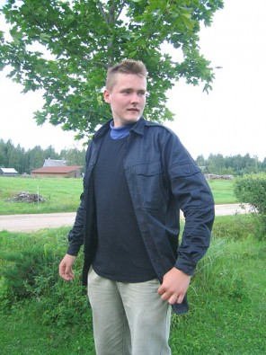 Raja saimniecības saimnieks, kura augums ir tuvu diviem metriem, ļoti labi harmonizē ar visiem saimnicības iemītniekiem Raja saimniecības saimnieks, kura augums ir tuvu diviem metriem, ļoti labi harmonizē ar visiem saimnicības iemītniekiem 15800