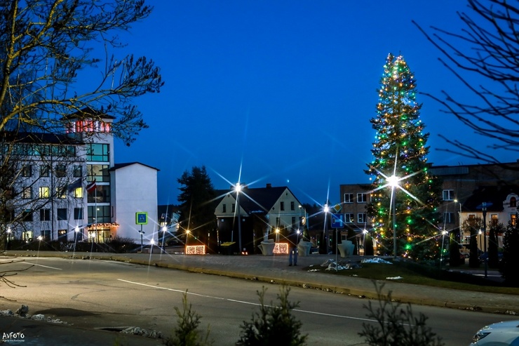 Krāšņā Madona pošas Ziemassvētkiem. Foto: Agris Veckalniņš 295388