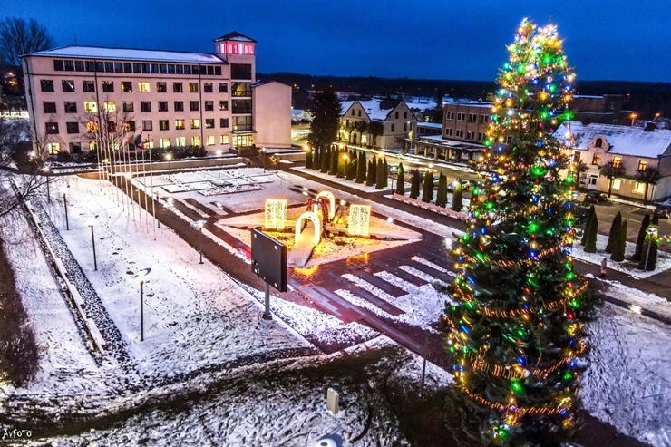 Krāšņā Madona pošas Ziemassvētkiem. Foto: Agris Veckalniņš 295391