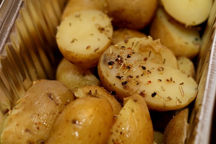 Travelnews.lv apceļo Latviju un cenšas noēst restorāna «Hercogs Mārupe» 90 eiro vērto «Brīvdienu kasti» Travelnews.lv apceļo Latviju un cenšas noēst restorāna «Hercogs Mārupe» 90 eiro vērto «Brīvdienu kasti» 297241