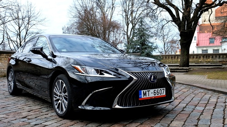 Auto noma «Sixt Latvija» saņem jaunu automašīnu «Lexus ES 300h Limited Edition FWD» 298560