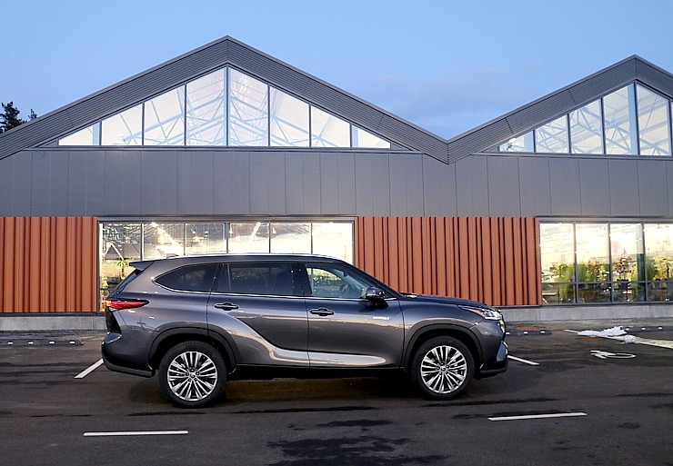 Sadarbībā ar auto nomu «Sixt Latvija» izbaudam ceļojumu ar «Toyota Highlander 2.5 Hybrid AWD Executive» Sadarbībā ar auto nomu «Sixt Latvija» izbaudam ceļojumu ar «Toyota Highlander 2.5 Hybrid AWD Executive» 298777