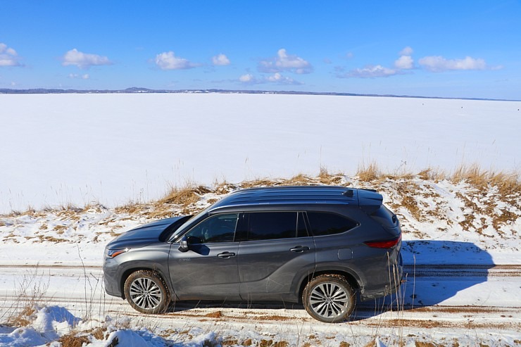 Sadarbībā ar auto nomu «Sixt Latvija» izbaudam ceļojumu ar «Toyota Highlander 2.5 Hybrid AWD Executive» Sadarbībā ar auto nomu «Sixt Latvija» izbaudam ceļojumu ar «Toyota Highlander 2.5 Hybrid AWD Executive» 298739