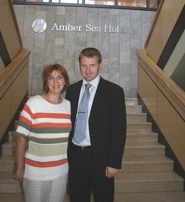 Viesnīcas Amber Sea Hotel pārdošanas un mārketinga menedžere Jeļena Sobolenko un Aivars Mackevičs (Travelnews.lv direktors). Sīkāka informācija mājas  16093