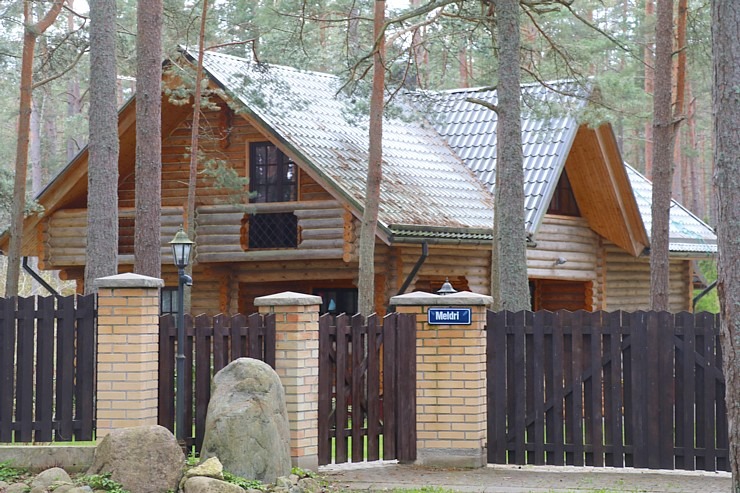 Gar Engures un Mērsraga jūras piekrasti uzbūvētas arhitektoniski pievilcīgas privātmājas 300978