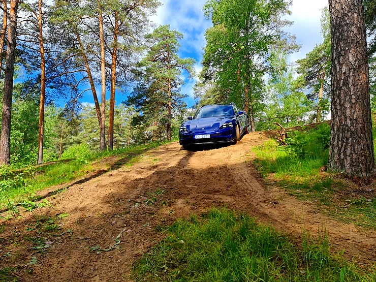 Travelnews.lv ar elektrisko «Porsche Taycan Cross Turismo» dodas Biķernieku sporta trasē un meža bezceļos Travelnews.lv ar elektrisko «Porsche Taycan Cross Turismo» dodas Biķernieku sporta trasē un meža bezceļos 301514