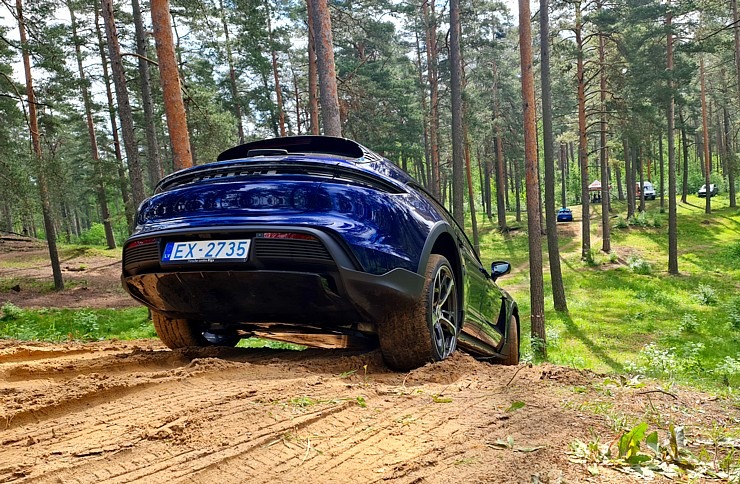 Travelnews.lv ar elektrisko «Porsche Taycan Cross Turismo» dodas Biķernieku sporta trasē un meža bezceļos Travelnews.lv ar elektrisko «Porsche Taycan Cross Turismo» dodas Biķernieku sporta trasē un meža bezceļos 301513