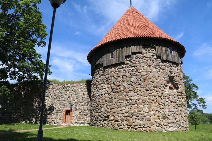 Travelnews.lv ar velorīku izbrauc Pilssalu Alūksnes ezerā, kur atrodas Marienburgas cietokšņa drupas Travelnews.lv ar velorīku izbrauc Pilssalu Alūksnes ezerā, kur atrodas Marienburgas cietokšņa drupas 302490