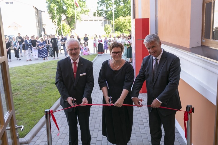 Ar Valsts prezidenta dalību 18. jūnijā svinīgi tika atklāts Sabiles mākslas, kultūras un tūrisma centrs Ar Valsts prezidenta dalību 18. jūnijā svinīgi tika atklāts Sabiles mākslas, kultūras un tūrisma centrs 302696