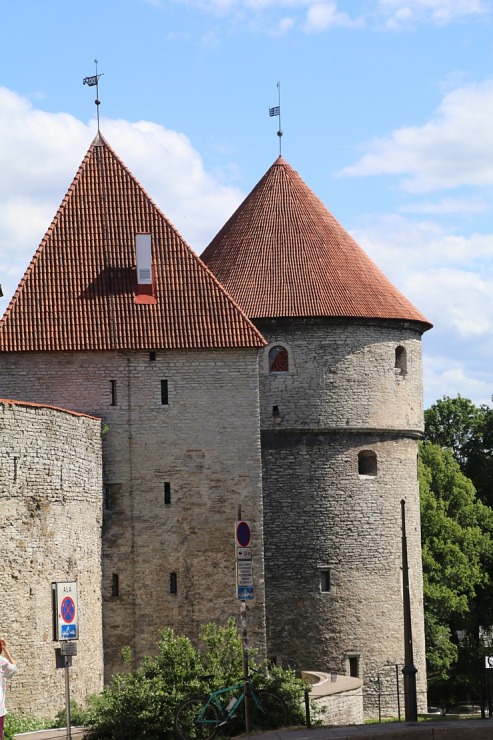 Travelnews.lv fotopiezīmes: Tallinas vecpilsēta slavējas ar viduslaiku torņiem 302763