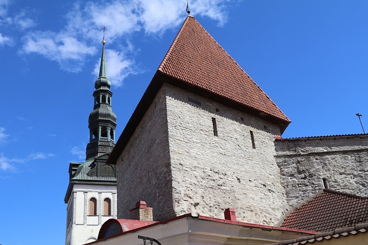 Travelnews.lv fotopiezīmes: Tallinas vecpilsēta slavējas ar viduslaiku torņiem 302765