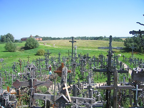 Jauni krusti tiek atstāti ikdienu. Tālumā redzams franciskāņu klosteris, kas uzcelts Krusta kalna tuvumā 2000.gadā Jauni krusti tiek atstāti ikdienu. Tālumā redzams franciskāņu klosteris, kas uzcelts Krusta kalna tuvumā 2000.gadā 16346