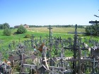 Jauni krusti tiek atstāti ikdienu. Tālumā redzams franciskāņu klosteris, kas uzcelts Krusta kalna tuvumā 2000.gadā 8