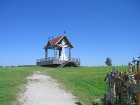 Altāris, ko speciāli izveidoja 1993.gadā, kad Krusta kalnu apmeklēja Romas katoļu baznīcas pāvests Jānis Pāvils II 9