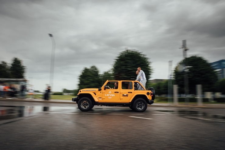 Auto noma «Sixt Latvija» ar eksluzīviem spēkratiem sagaida mājās zelta olimpiešus 304868