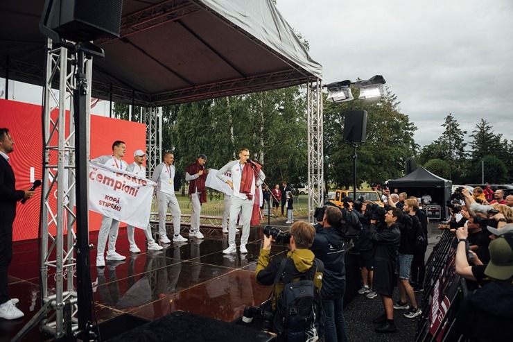 Auto noma «Sixt Latvija» ar eksluzīviem spēkratiem sagaida mājās zelta olimpiešus 304869