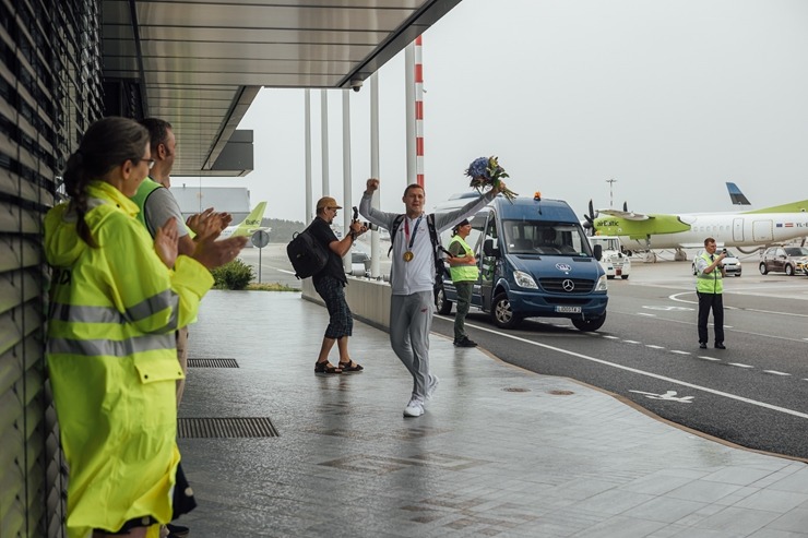 Auto noma «Sixt Latvija» ar eksluzīviem spēkratiem sagaida mājās zelta olimpiešus 304860