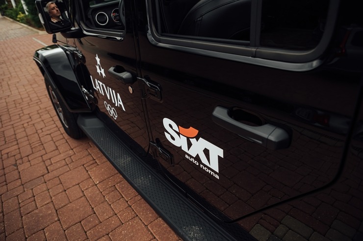 Auto noma «Sixt Latvija» ar eksluzīviem spēkratiem sagaida mājās zelta olimpiešus 304863