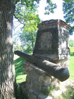 Vēsturiskie aizsardzības līdzekļi joprojām sargā Biržu cietokšņa pili 16436