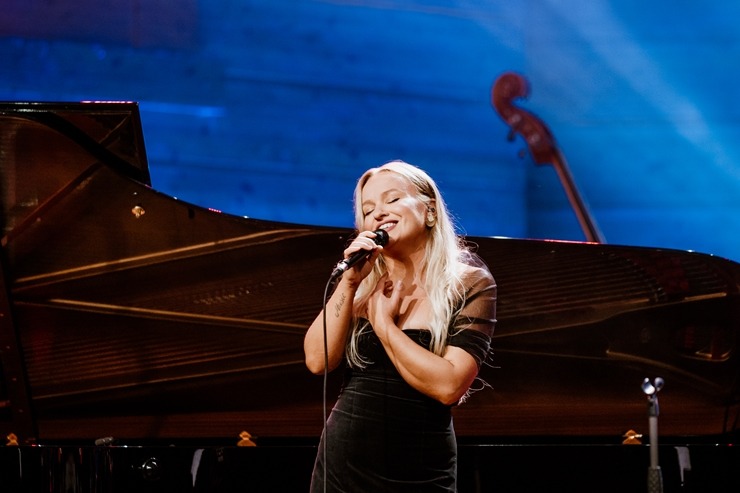 Krāšņi aizvadīts Raimonda Paula koncerts Dzintaru koncertzālē 305591