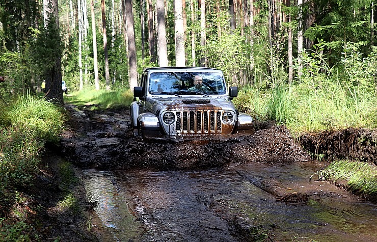 Travelnews.lv kopā ar autodīleri «Autobrava» Latvijas bezceļos izdzen jaunos «Jeep» spēkratus 305708