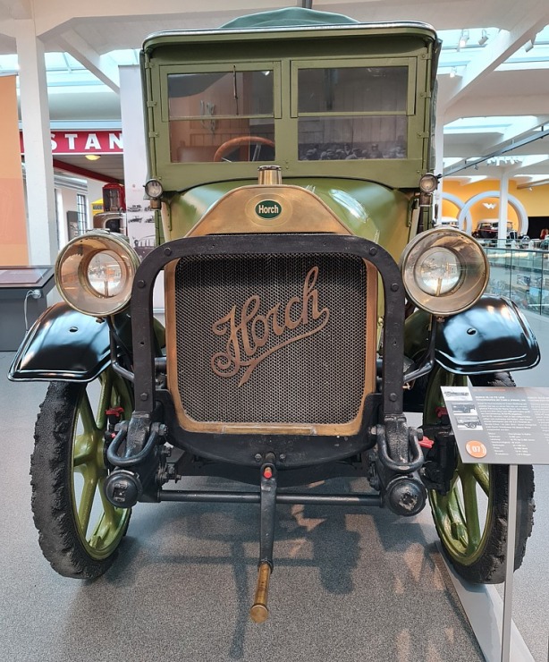 Te, Cvikavā, dzima zīmols «Audi», bet par to «August Horch Museum Zwickau» 305761