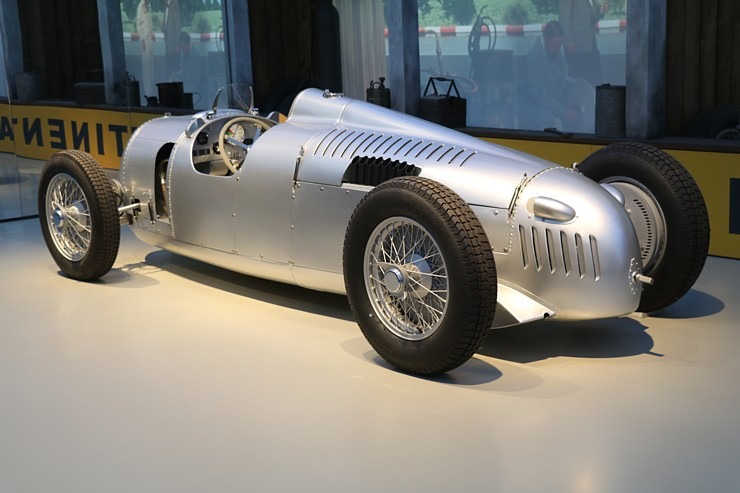 Te, Cvikavā, dzima zīmols «Audi», bet par to «August Horch Museum Zwickau» 305766