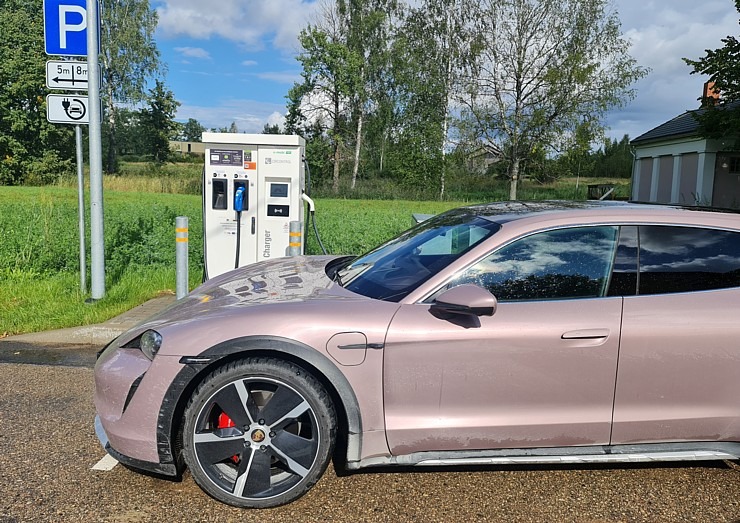 Ar elektrisko «Porsche Taycan Cross Turismo» apciemojam «Glamp Camp Ērgļi» un pop-up restorānu «Ērgļu stacija» Ar elektrisko «Porsche Taycan Cross Turismo» apciemojam «Glamp Camp Ērgļi» un pop-up restorānu «Ērgļu stacija» 306130