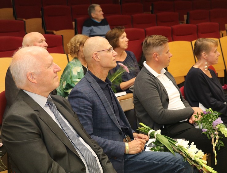 Biznesa augstskolā «Turība» tiek prezentēta nopietna un apjomīga grāmata «Tūrisms Latvijā cauri gadsimtiem» Biznesa augstskolā «Turība» tiek prezentēta nopietna un apjomīga grāmata «Tūrisms Latvijā cauri gadsimtiem» 306258