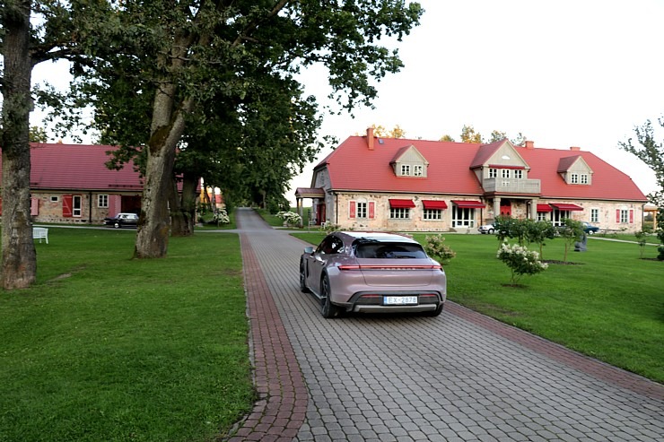 Ar elektrisko «Porsche Taycan 4S Cross Turismo» uz kafijas pauzi apciemojam Rankas muižu 306376
