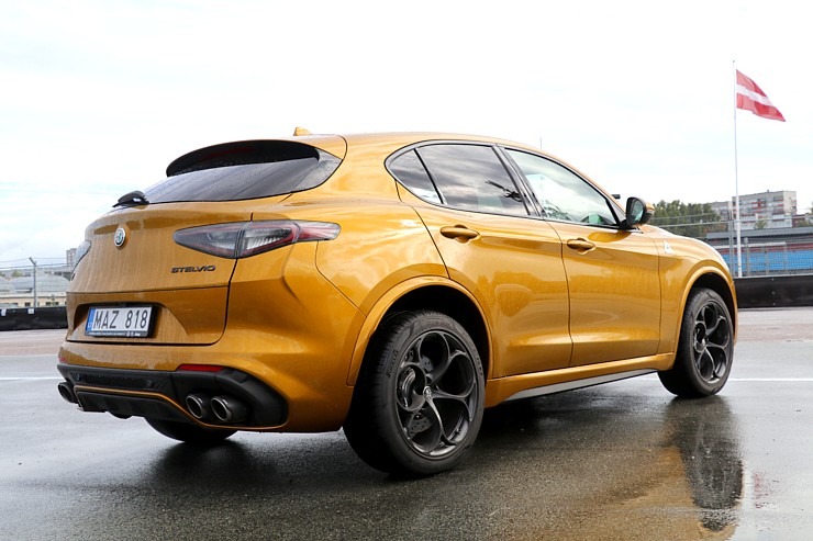 Travelnews.lv Biķernieku trasē joņo ar 510 zirgspēku «Alfa Romeo Stelvio Quadrifoglio» no «Autobrava» Travelnews.lv Biķernieku trasē joņo ar 510 zirgspēku «Alfa Romeo Stelvio Quadrifoglio» no «Autobrava» 306578