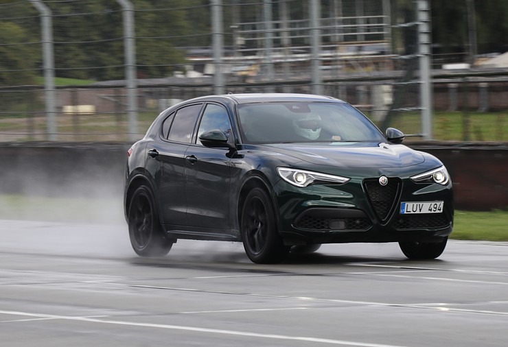 Travelnews.lv Biķernieku trasē joņo ar 510 zirgspēku «Alfa Romeo Stelvio Quadrifoglio» no «Autobrava» Travelnews.lv Biķernieku trasē joņo ar 510 zirgspēku «Alfa Romeo Stelvio Quadrifoglio» no «Autobrava» 306588