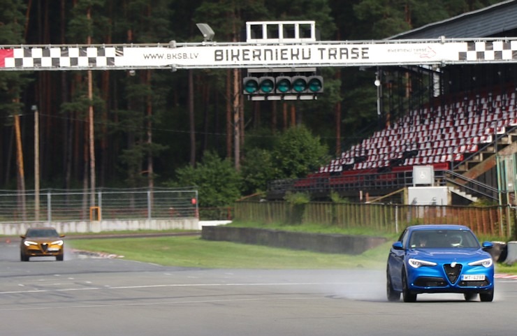 Travelnews.lv Biķernieku trasē joņo ar 510 zirgspēku «Alfa Romeo Stelvio Quadrifoglio» no «Autobrava» Travelnews.lv Biķernieku trasē joņo ar 510 zirgspēku «Alfa Romeo Stelvio Quadrifoglio» no «Autobrava» 306589
