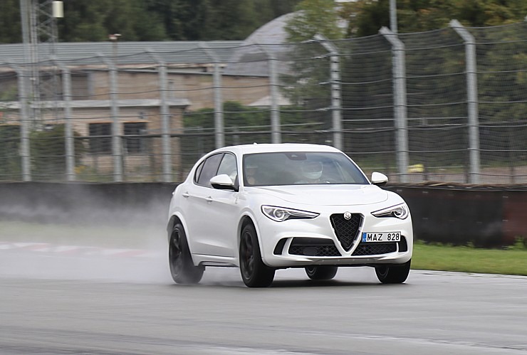 Travelnews.lv Biķernieku trasē joņo ar 510 zirgspēku «Alfa Romeo Stelvio Quadrifoglio» no «Autobrava» Travelnews.lv Biķernieku trasē joņo ar 510 zirgspēku «Alfa Romeo Stelvio Quadrifoglio» no «Autobrava» 306583