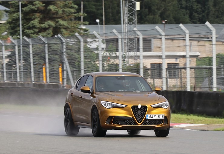 Travelnews.lv Biķernieku trasē joņo ar 510 zirgspēku «Alfa Romeo Stelvio Quadrifoglio» no «Autobrava» Travelnews.lv Biķernieku trasē joņo ar 510 zirgspēku «Alfa Romeo Stelvio Quadrifoglio» no «Autobrava» 306586