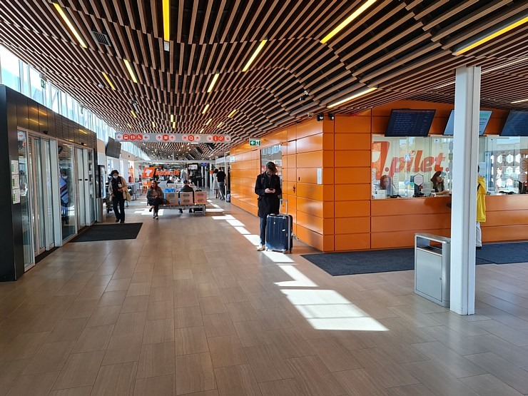 Travelnews.lv no Tallinas lidostas (20-25 min) kājām dodas uz Tallinas autoostu, lai ceļotu uz Sāremā Travelnews.lv no Tallinas lidostas (20-25 min) kājām dodas uz Tallinas autoostu, lai ceļotu uz Sāremā 306939