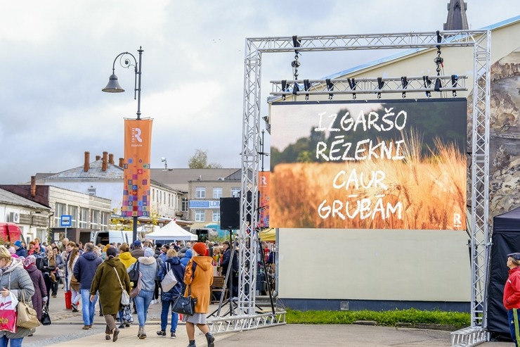 Rēzekne organizē iespaidīgu Miķeldienas grūbu tirgu. Foto: Inga Pudnika-Skerškāne 308044