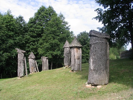 Pagalmā atrodas bišu mājiņas, kuras no XV līdz XX gadsimtam izmantoja lietuvas biškopji. 16567