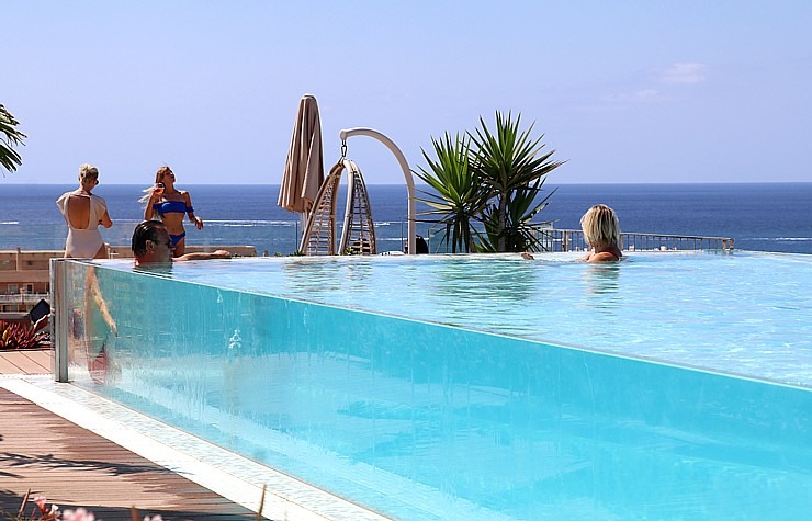 Travelnews.lv izbauda luksus viesnīcas «Hotel Vulcano» jumta baseinu ar skatu uz Kosta Adehe Tenerifē Travelnews.lv izbauda luksus viesnīcas «Hotel Vulcano» jumta baseinu ar skatu uz Kosta Adehe Tenerifē 308692
